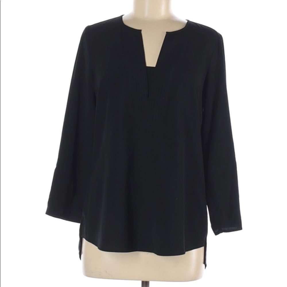 𝅺the LIMITED basic black blouse. V neck. Size M